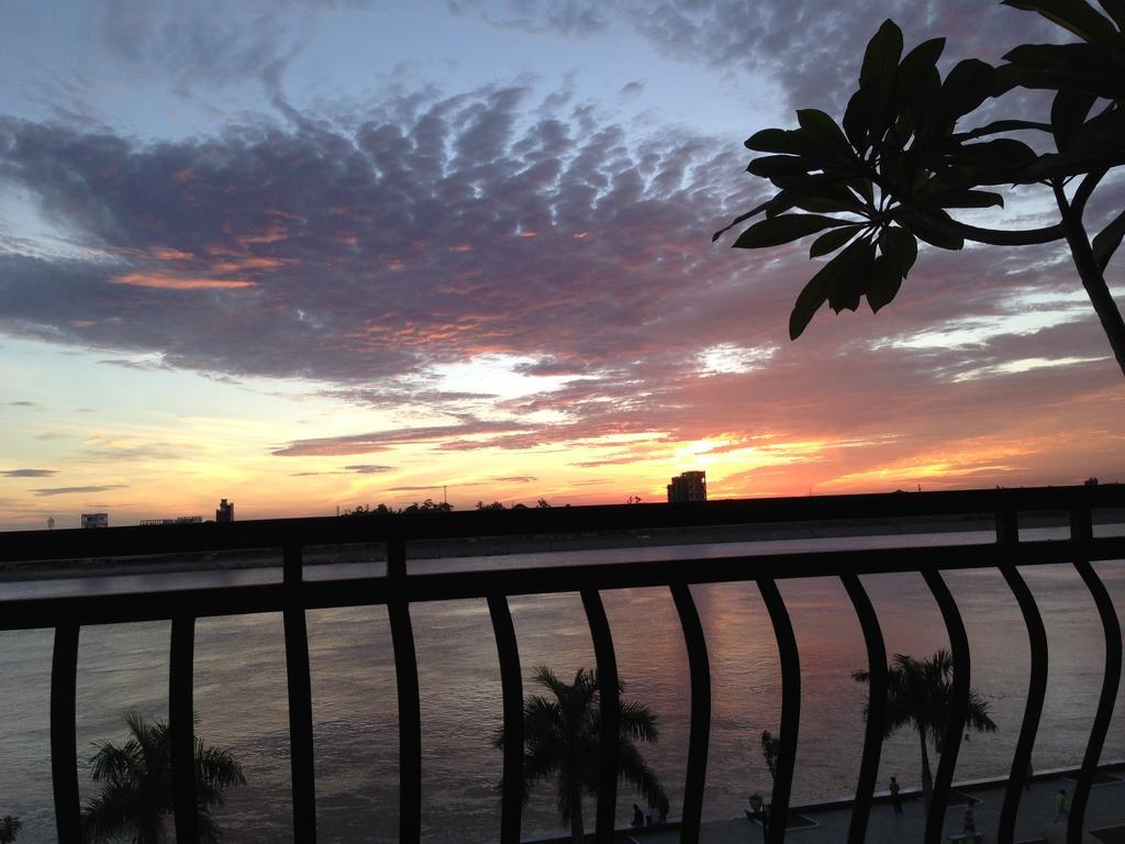 New Season Riverside Hotel Phnom Pen Exterior foto