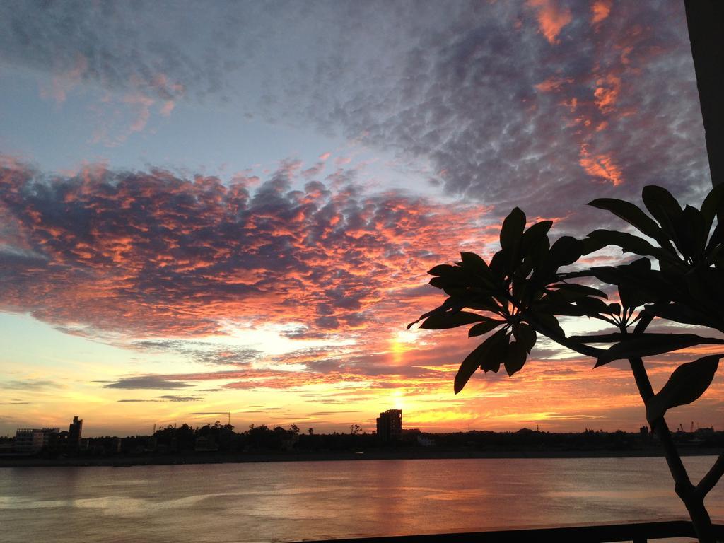 New Season Riverside Hotel Phnom Pen Exterior foto
