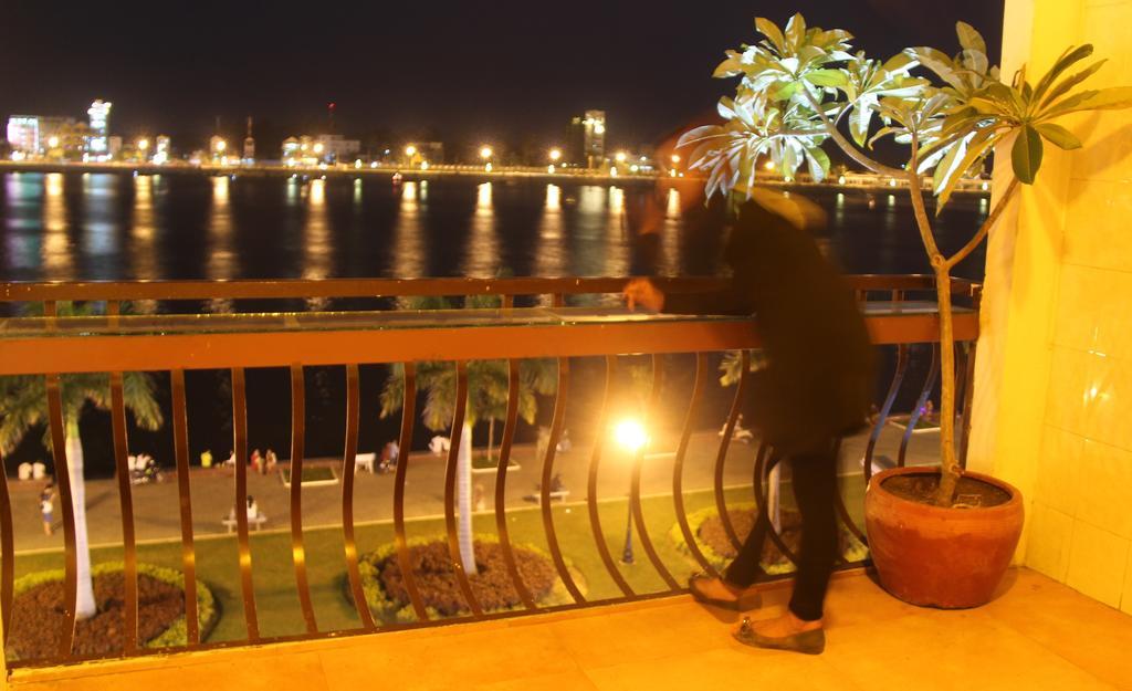 New Season Riverside Hotel Phnom Pen Exterior foto