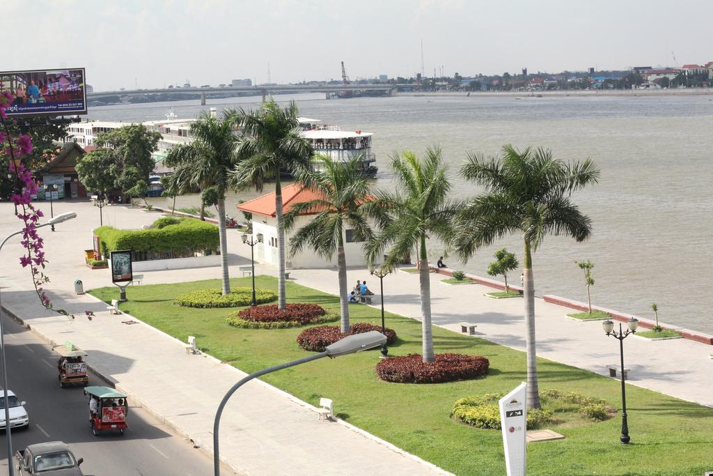 New Season Riverside Hotel Phnom Pen Exterior foto